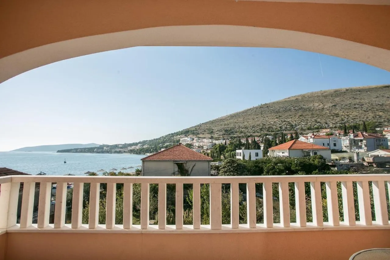 Apartment Kaja - Right Next To The Beach Trogir